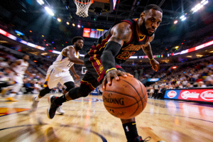 勒布朗·詹姆斯在NBA季后赛中突破上篮精彩瞬间